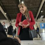 La magistrada de la CC, Dina Ochoa, en la votación del CANG para elegir a sus representantes en la postuladora del TSE. Foto La Hora: José Orozco.