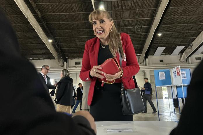 La magistrada de la CC, Dina Ochoa, en la votación del CANG para elegir a sus representantes en la postuladora del TSE. Foto La Hora: José Orozco. 