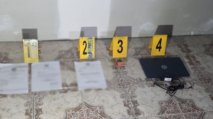 Varios supuestos documentos judiciales y sellos que serían de un juzgado fueron incautados como prueba por el MP. Foto La Hora: MP