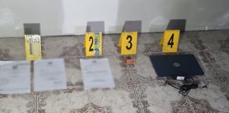 Varios supuestos documentos judiciales y sellos que serían de un juzgado fueron incautados como prueba por el MP. Foto La Hora: MP