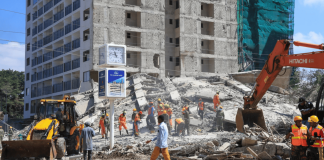Un equipo de rescate trabaja en el lugar del derrumbe de un edificio en Nairobi, Kenia, el viernes 2 de enero de 2026. Foto: La Hora/ africanews/ The Associated Press.