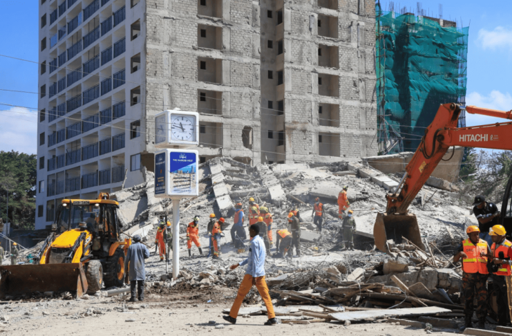 Un equipo de rescate trabaja en el lugar del derrumbe de un edificio en Nairobi, Kenia, el viernes 2 de enero de 2026. Foto: La Hora/ africanews/ The Associated Press.