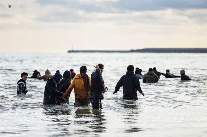 Migrantes cruzando el Canal de la Mancha. Foto La Hora: El Espectador.