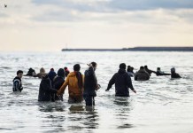 Migrantes cruzando el Canal de la Mancha. Foto La Hora: El Espectador.