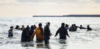 Migrantes cruzando el Canal de la Mancha. Foto La Hora: El Espectador.