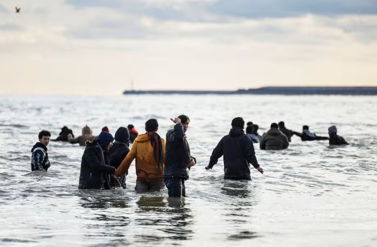 Migrantes cruzando el Canal de la Mancha. Foto La Hora: El Espectador.