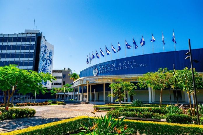 El Salvador: Congreso avala bono salarial del 50% en enero propuesto por Bukele.
