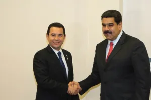 El saludo entre Nicolás Maduro y Jimmy Morales, y el ofrecimiento que agradeció cuando era presidente
