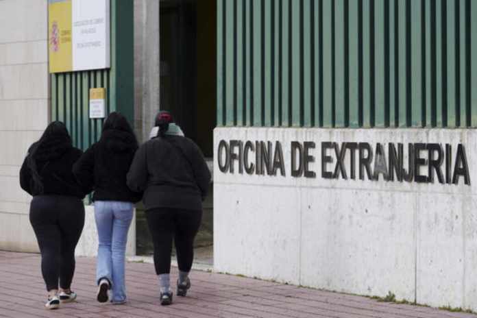 Vista de una oficina de Extranjería este martes en Valladolid. El Consejo de Ministros tiene previsto iniciar hoy la tramitación de un real decreto que permitirá la regularización extraordinaria de aproximadamente medio millón de migrantes, concediendo papeles a quien pueda acreditar al menos cinco meses de residencia en España.-Foto: La Hora/ EFE/ Nacho Gallego