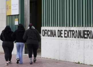 Vista de una oficina de Extranjería este martes en Valladolid. El Consejo de Ministros tiene previsto iniciar hoy la tramitación de un real decreto que permitirá la regularización extraordinaria de aproximadamente medio millón de migrantes, concediendo papeles a quien pueda acreditar al menos cinco meses de residencia en España.-Foto: La Hora/ EFE/ Nacho Gallego