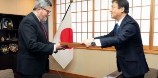 Ex embajador de Guatemala en Japón recibiendo el reconocimiento de Gran Cordón de la Orden del Sol Naciente. Foto La Hora: Minex