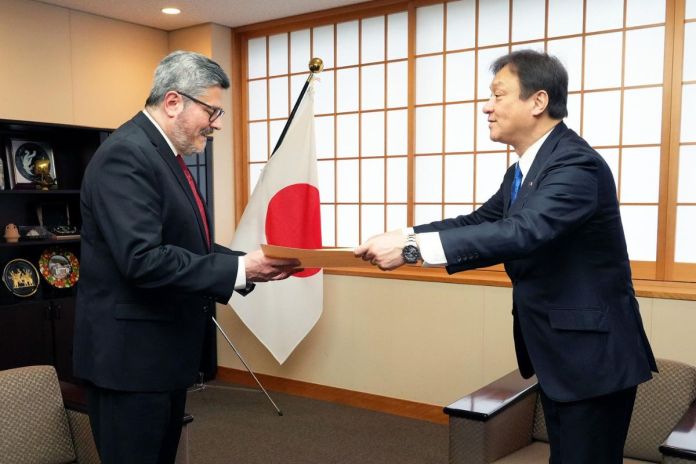Ex embajador de Guatemala en japon recibe el reconocimiento de Gran Cordon de la Orden del Sol Naciente Ex embajador de Guatemala en Japón recibiendo el reconocimiento de Gran Cordón de la Orden del Sol Naciente. Foto La Hora: Minex