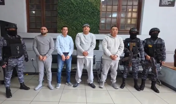 Extraditables SP traslada a cuatro privados de libertad a la FAG para proceso de extradición. Foto La Hora: SP.