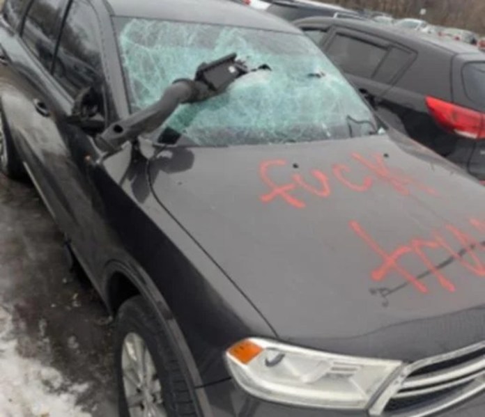 FBI ofrece recompensa de hasta US$100 mil por vandalismo y robo de propiedad gubernamental.