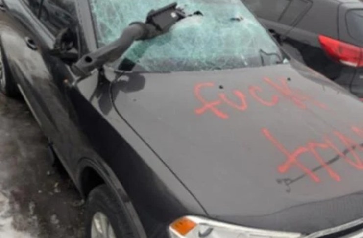 FBI ofrece recompensa de hasta US$100 mil por vandalismo y robo de propiedad gubernamental.