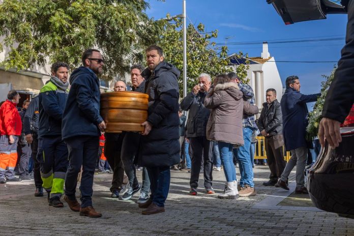Familiares y amigos asisten a la misa funeral en memoria de los cuatro miembros de la familia Zamorano-Álvarez fallecidos el pasado domingo en el trágico accidente ferroviario que tuvo lugar en Adamuz. Foto La Hora: EFE