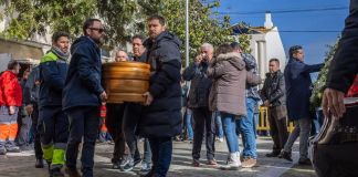 Familiares y amigos asisten a la misa funeral en memoria de los cuatro miembros de la familia Zamorano-Álvarez fallecidos el pasado domingo en el trágico accidente ferroviario que tuvo lugar en Adamuz. Foto La Hora: EFE