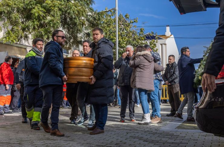 Familiares y amigos asisten a la misa funeral en memoria de los cuatro miembros de la familia Zamorano-Álvarez fallecidos el pasado domingo en el trágico accidente ferroviario que tuvo lugar en Adamuz. Foto La Hora: EFE