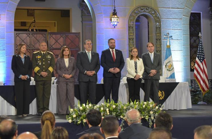 Autoridades guatemaltecas y embajador de EE.UU. en Guatemala, Tobin Bradley, durante la firmma de acuerdo por US$100 millones con Estados Unidos. Foto La Hora: Jose Orozco