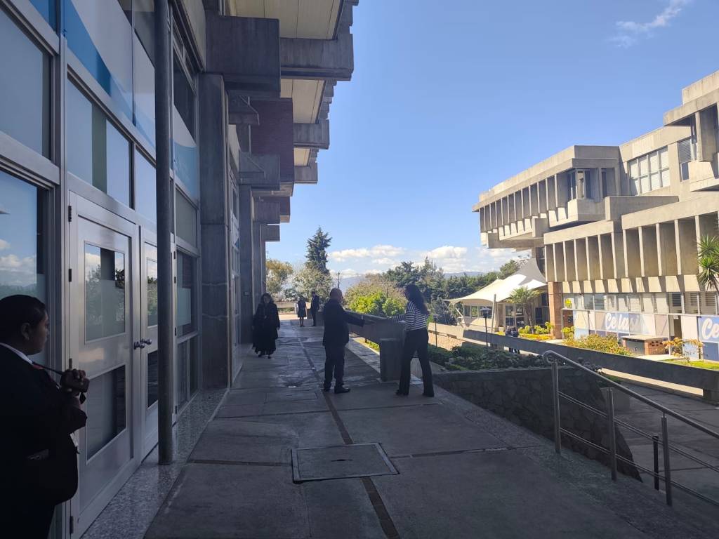 El diputado Reyes Lee ingresando a la reunión del foro de rectores. Foto La Hora: Engelberth Blanco