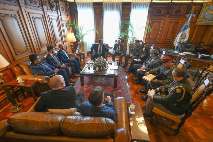 Arévalo sostiene reunión con funcionarios de Estados Unidos para colaboración en seguridad, inteligencia y militar.