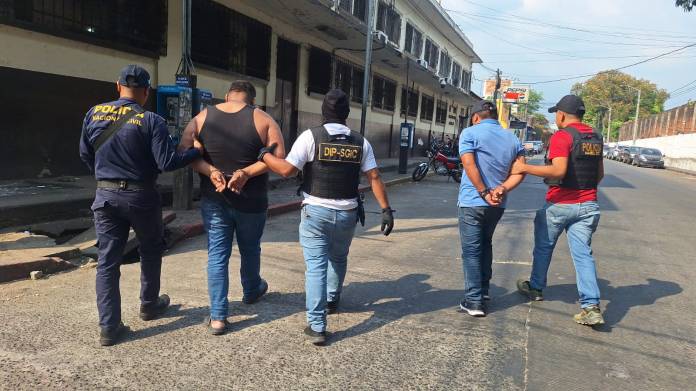 Capturan a nicaragüense con uniformes de la PNC y placas oficiales en Santa Lucía Cotzumalguapa. Foto La Hora: PNC