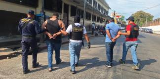 Capturan a nicaragüense con uniformes de la PNC y placas oficiales en Santa Lucía Cotzumalguapa. Foto La Hora: PNC