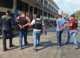 Capturan a nicaragüense con uniformes de la PNC y placas oficiales en Santa Lucía Cotzumalguapa. Foto La Hora: PNC