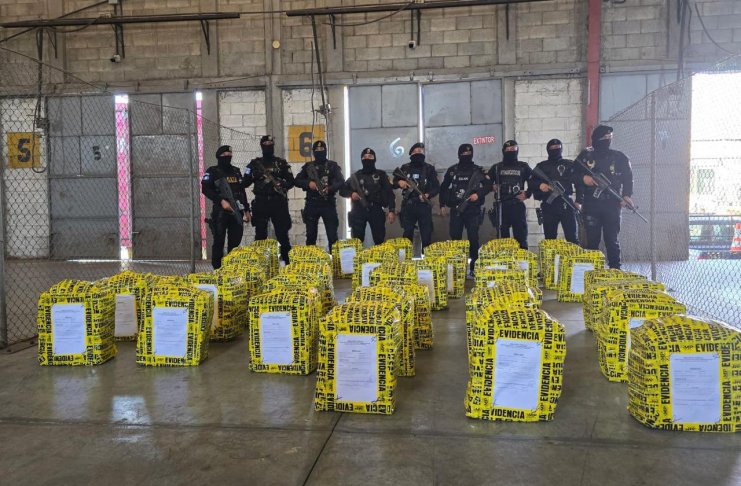 Antinarcóticos de la Policía Nacional Civil (PNC) localizaron ilícitos dentro de contenedores de Puerto Quetzal.