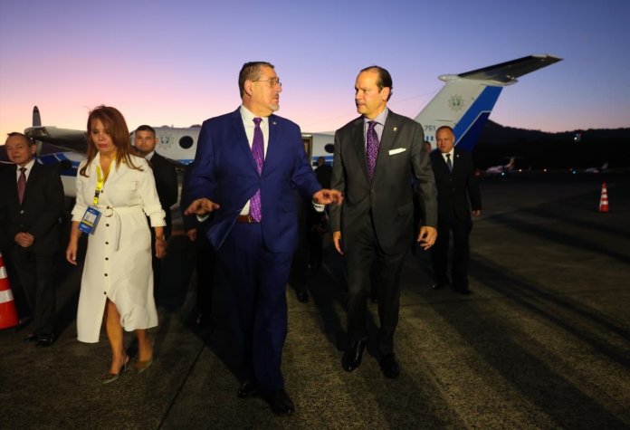 Arévalo llega a Panamá para dar discurso inaugural en el Foro Económico Internacional de CAF.