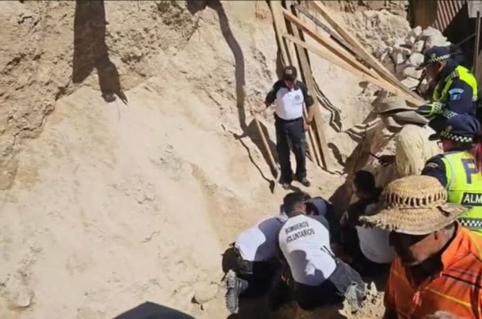 Uno de los compañeros de las víctimas les indicó que se retiraran ya, pero cinco minutos después un muro colapsó y sepultó a los dos trabajadores. Foto La Hora: Genesis News