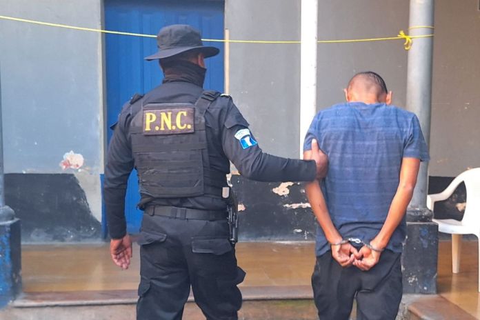 Guardia del Sistema Penitenciario que fue capturado en flagrancia por presunta extorsión. Foto La Hora: PNC