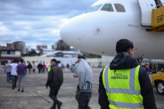 Guatemaltecos, los segundos más deportados de la región y estudio advierte impacto en la economía de EE. UU.
