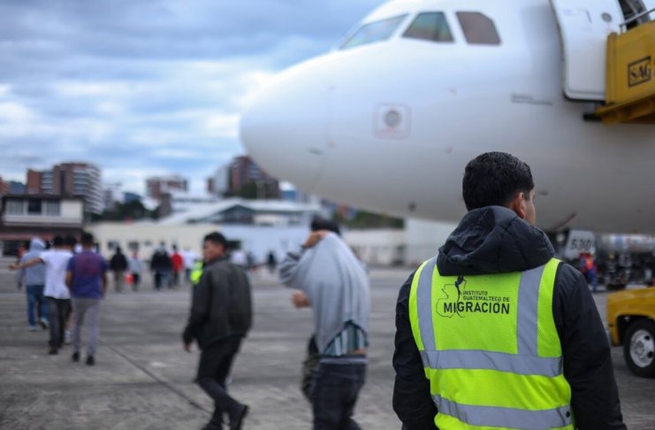 Guatemaltecos, los segundos más deportados de la región y estudio advierte impacto en la economía de EE. UU.