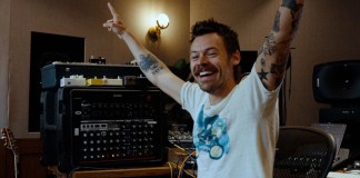 El cantante británico Harry Styles confirmó este martes el lanzamiento de su nuevo sencillo titulado “Aperture”.