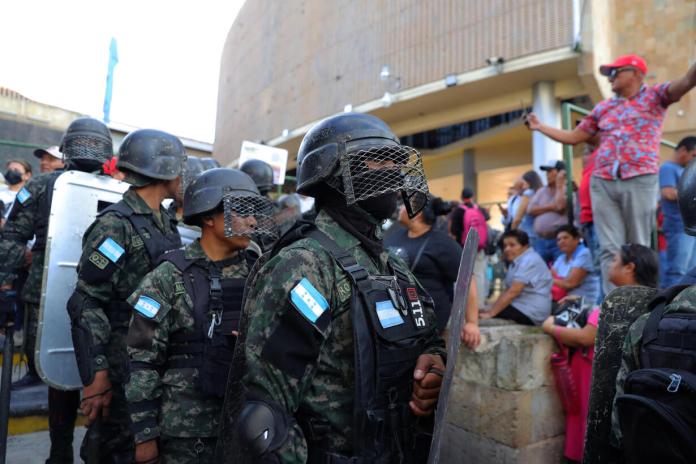 Integrantes del Ejercito de Honduras custodian frente al Congreso Nacional durante una sesión extraordinaria este jueves, en Tegucigalpa (Honduras). Foto La Hora: EFE