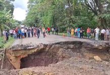 Paso vehicular cerrado tras hundimiento en la aldea La Libertad, Izabal Hundiemiento de tierra registrado en la aldea La Libertad, Izabal. Foto La Hora: Conred