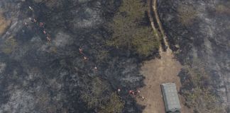 En el barrio Agua Caliente, Salamá, Baja Verapaz, se sofocó un incendio por los Bomberos Voluntarios y personal de la Brigada de Respuesta Inmediata. Foto La Hora: Conred
