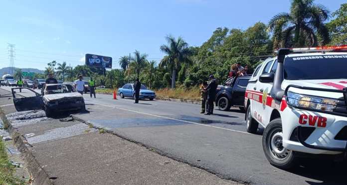 Cortocircuito habría provocado incendio de automóvil en la CA-9 Sur. Foto La Hora: CVB.