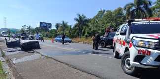 Cortocircuito habría provocado incendio de automóvil en la CA-9 Sur. Foto La Hora: CVB.