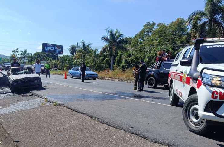 Cortocircuito habría provocado incendio de automóvil en la CA-9 Sur. Foto La Hora: CVB.