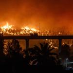 Fotografía del incendio forestal en la madrugada del domingo, en Penco (Chile). Foto: La Hora/ EFE/ Pablo Hidalgo