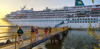 Los pasajeros de los cruceros que arriban en Puerto Quetzal son orientados por personal del Inguat. En su estadio visitan La Antigua Guatemala, Sololá, la capital y algunos volcanes. Foto La Hora: Inguat