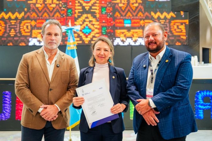 Inguat Firma de pacto para la protección y recuperación del Lago Atitlán. Foto La Hora: Inguat.