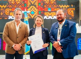 Firma de pacto para la protección y recuperación del Lago Atitlán. Foto La Hora: Inguat.