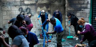 Los inquilinos comenzaron con el retiro de escombros en los distintos locales del mercado que resultaron afectados por el incendio. Foto La Hora: Neto Bran