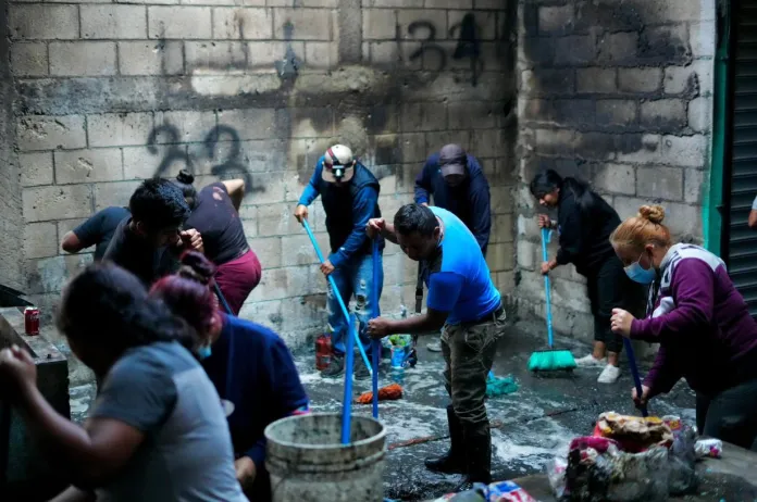 Inquilinos Mercado Carolingia Los inquilinos comenzaron con el retiro de escombros en los distintos locales del mercado que resultaron afectados por el incendio. Foto La Hora: Neto Bran