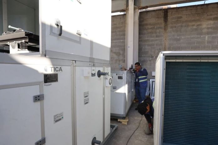 Instalación de manejadoras de aire en el Aeropuerto Internacional La Aurora. Foto La Hora: DGAC