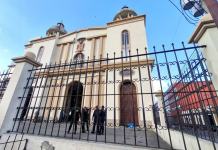 El pasado sábado un hombre falleció en las puertas del templo de Santa Teresa y así lo despidió su amigo de cuatro patas. Foto La Hora: Redes Sociales