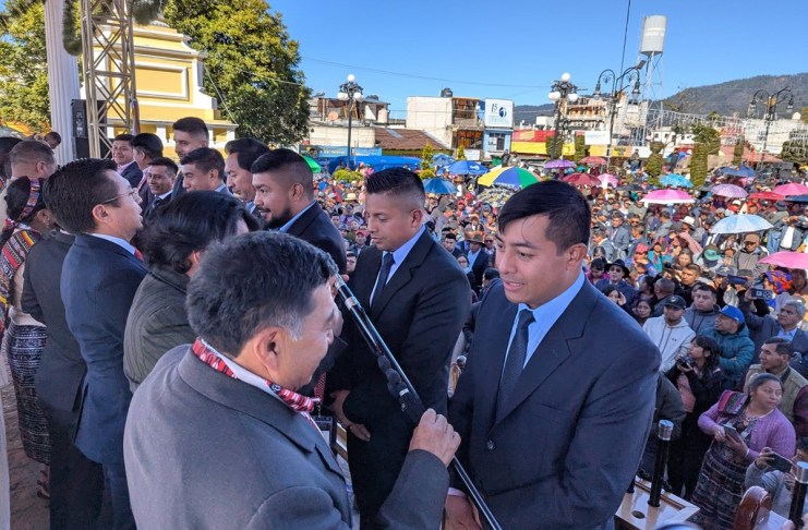 Junta Directiva de los 48 Cantones de Totonicapán, a la derecha Eduardo Crescencio Tax. Foto La Hora: Esta foto es de una publicación. Ver publicación Totovision Totonicapán